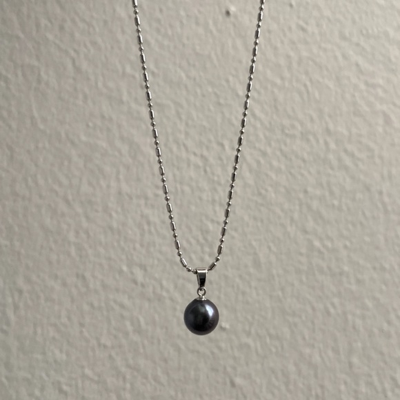 Black Pearl Pendant Necklace - Picture 2 of 5